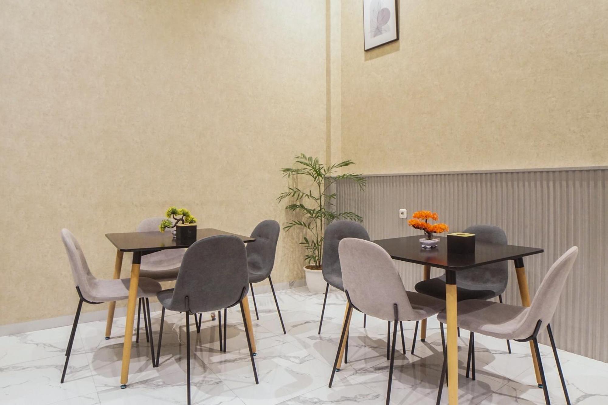 Super Oyo Capital O 92066 Papakoel Hotel & Cafe Medan Extérieur photo