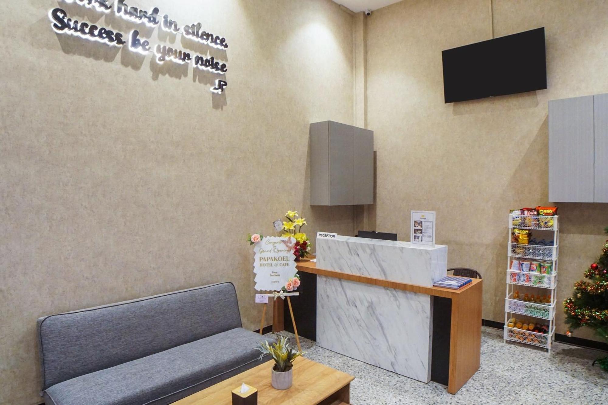 Super Oyo Capital O 92066 Papakoel Hotel & Cafe Medan Extérieur photo